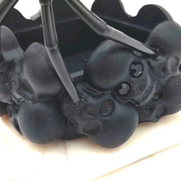 Bath & Body Works Spider on Skulls NOISE
MAKING Foaming Soap Holder, NWT - Picture 4 of 7